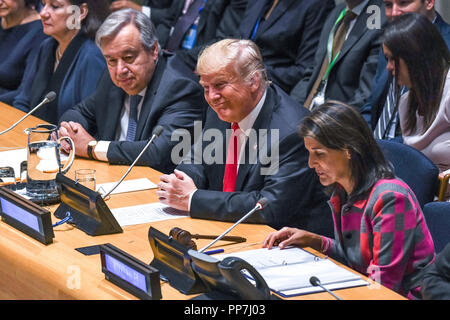 New York, États-Unis, 24 septembre 2018. Le Président des Etats-Unis, Donald Trump est flanqué par le Secrétaire général des Nations Unies, António Guterres, et l'Ambassadeur des Etats-Unis Nikki Haley après une manifestation de haut niveau sur la lutte contre les stupéfiants convoquée par la délégation des Etats-Unis à leur siège à New York. Trump a présenté son appel mondial à l'action sur le problème mondial de la drogue. Photo par Enrique Shore Crédit : Enrique Shore/Alamy Live News Banque D'Images