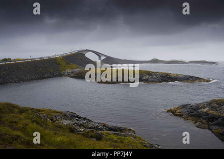 10 août 2018 - Route de l'océan Atlantique, de la Norvège - Storseisundet pont sur un jour nuageux et pluvieux (crédit Image : © Andrey Nekrasov/Zuma sur le fil) Banque D'Images