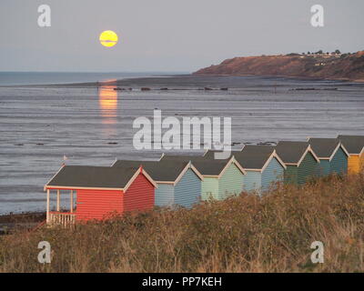 Minster sur mer, Kent, UK. Sep 24, 2018. Météo France : la pleine lune se lève sur les falaises et cabines colorées de Minster sur mer, Kent. Credit : James Bell/Alamy Live News Banque D'Images