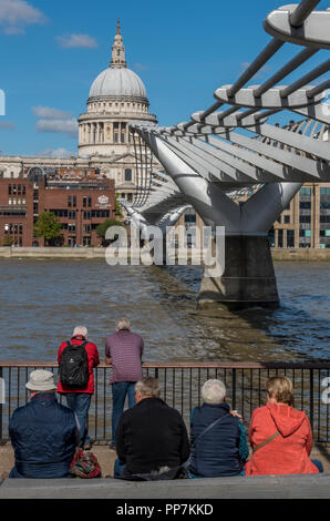 Londres, Royaume-Uni. 24 septembre 2018. Soleil et ciel bleu vif plus de dominer la capitale de Londres avec les travailleurs et les visiteurs profiter de la météo d'automne glorieux et relaxant du millenium bridge avec vue sur la city de Londres, la Cathédrale St Paul et la Tamise. Des températures plus froides avec un soleil brillant et ciel bleu. Crédit : Steve Hawkins Photography/Alamy Live News Banque D'Images