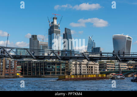 Londres, Royaume-Uni. 24 septembre 2018. Soleil et ciel bleu vif plus de dominer la capitale de Londres avec les travailleurs et les visiteurs profiter de la météo d'automne glorieux et relaxant du millenium bridge avec vue sur la city de Londres, la Cathédrale St Paul et la Tamise. Des températures plus froides avec un soleil brillant et ciel bleu. Crédit : Steve Hawkins Photography/Alamy Live News Banque D'Images