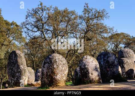 Dos Almendres Cromlech,neolitico antiguo -Alto das Pedras- Talhas, Nossa Senhora de Guadalupe,Valverde, Evora, Portugal, Alentejo, Europa. Banque D'Images