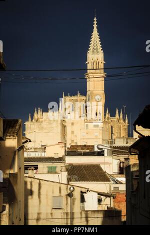 Nubes de tormenta tras la iglesia de Nostra Senyora dels Dolors, siglo XIX, obra de Josep Barcelo je Runggaldier y Gaspar Bennassar, Manacor, Mallorca, Islas Baleares, Espagne. Banque D'Images