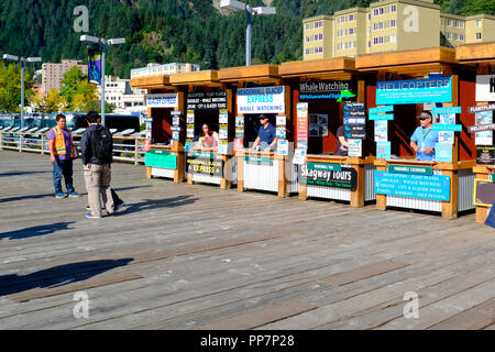 En dehors des cabines de bateau de croisière, la vente d'excursions, à Juneau, Alaska Banque D'Images