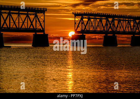 Coucher du soleil à l'ancien pont de chemin de fer abandonnée à Bahia Honda State Park Banque D'Images