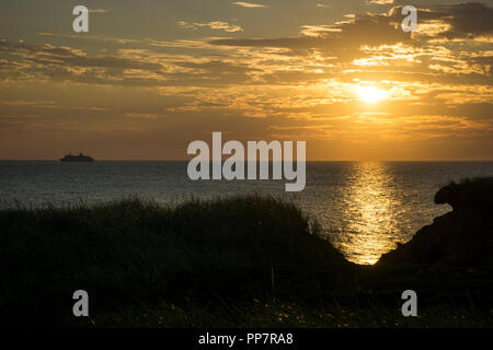 Lever du Soleil vue depuis le parc de Gros Cap, près de Cap-aux-Meules sur Grindstone Island aux îles de la Madeleine, Québec, Canada. Banque D'Images