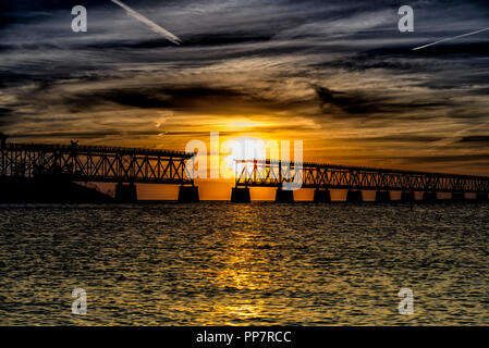 Au coucher du soleil sur les traînées de pont cassé à Bahia Honda State Park Banque D'Images