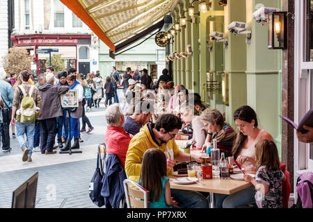 Londres Angleterre,Royaume-Uni Kensington,Road,Comptoir Libanais,restaurant restaurants restaurants repas café cafés, cuisine libanaise, al fresco, trottoir à l'extérieur tables dini Banque D'Images