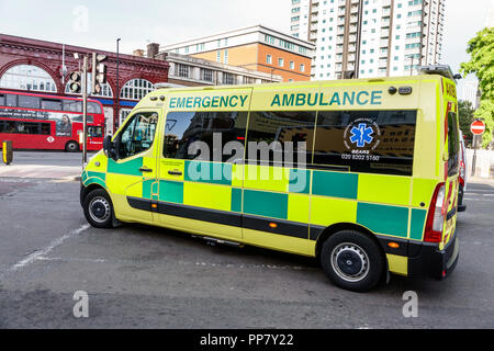 Londres Angleterre,Royaume-Uni,Grande-Bretagne,South Bank,Lambeth,transport de véhicules d'urgence,ambulance,National Health Service,NHS,British Emergency Banque D'Images