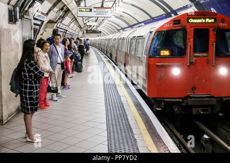 Londres Angleterre,Royaume-Uni,South Bank,Lambeth North Metro Station métro tube métro, transport en commun, intérieur, plate-forme, femme asiatique femmes, m Banque D'Images