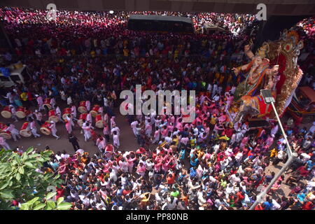 Mumbai, Inde. 29Th Sep 2018. 23/09/2018, Mumbai, Inde, Asie :- Ganesh Idol est accompagnée d'une grande foule, de la musique, de la danse d'être immerssed au Girgaon Chowpatti après 10 jours de fête de Ganesh Chaturthi. Credit : Sandeep Rasal/ Pacific Press/Alamy Live News Banque D'Images