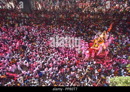 Mumbai, Inde. 29Th Sep 2018. 23/09/2018, Mumbai, Inde, Asie :- Lalbaugh cha Raja Ganesh Idol est accompagnée d'une grande foule, de la musique, de la danse d'être immerssed au Girgaon Chowpatti après 10 jours de fête de Ganesh Chaturthi. Credit : Sandeep Rasal/ Pacific Press/Alamy Live News Banque D'Images