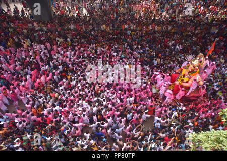 Mumbai, Inde. 29Th Sep 2018. 23/09/2018, Mumbai, Inde, Asie :- Lalbaugh cha Raja Ganesh Idol est accompagnée d'une grande foule, de la musique, de la danse d'être immerssed au Girgaon Chowpatti après 10 jours de fête de Ganesh Chaturthi. Credit : Sandeep Rasal/ Pacific Press/Alamy Live News Banque D'Images