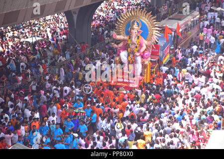 Mumbai, Inde. 29Th Sep 2018. 23/09/2018, Mumbai, Inde, Asie :- Ganesh Idol est accompagnée d'une grande foule, de la musique, de la danse d'être immerssed au Girgaon Chowpatti après 10 jours de fête de Ganesh Chaturthi. Credit : Sandeep Rasal/ Pacific Press/Alamy Live News Banque D'Images