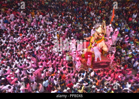 Mumbai, Inde. 29Th Sep 2018. 23/09/2018, Mumbai, Inde, Asie :- Lalbaugh cha Raja Ganesh Idol est accompagnée d'une grande foule, de la musique, de la danse d'être immerssed au Girgaon Chowpatti après 10 jours de fête de Ganesh Chaturthi. Credit : Sandeep Rasal/ Pacific Press/Alamy Live News Banque D'Images