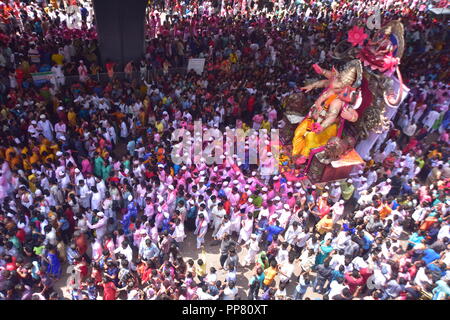 Mumbai, Inde. 29Th Sep 2018. 23/09/2018, Mumbai, Inde, Asie :- Ganesh Idol est accompagnée d'une grande foule, de la musique, de la danse d'être immerssed au Girgaon Chowpatti après 10 jours de fête de Ganesh Chaturthi. Credit : Sandeep Rasal/ Pacific Press/Alamy Live News Banque D'Images