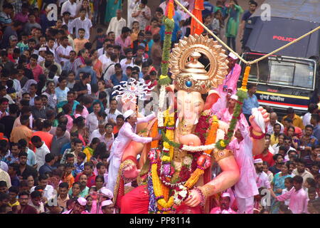 Mumbai, Inde. 29Th Sep 2018. 23/09/2018, Mumbai, Inde, Asie :- Lalbaugh cha Raja Ganesh Idol est accompagnée d'une grande foule, de la musique, de la danse d'être immerssed au Girgaon Chowpatti après 10 jours de fête de Ganesh Chaturthi. Credit : Sandeep Rasal/ Pacific Press/Alamy Live News Banque D'Images