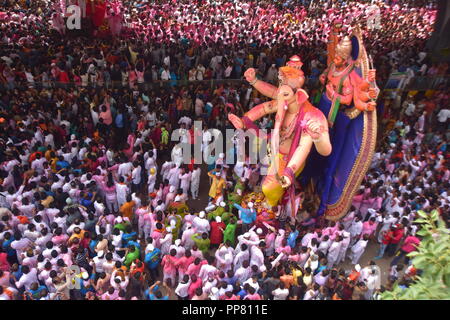 Mumbai, Inde. 29Th Sep 2018. 23/09/2018, Mumbai, Inde, Asie :- Ganesh Idol est accompagnée d'une grande foule, de la musique, de la danse d'être immerssed au Girgaon Chowpatti après 10 jours de fête de Ganesh Chaturthi. Credit : Sandeep Rasal/ Pacific Press/Alamy Live News Banque D'Images