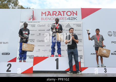 Buenos Aires, Argentine. 29Th Sep 2018. Le Kenyan Saina Emmanuel Kipkemboi a remporté aujourd'hui le 34e marathon de Buenos Aires avec 2 heures 5 minutes et 21 secondes. En second lieu son compatriote Barnabas Kiptum qui a terminé à 2,09'.43. "La troisième place était pour le Péruvien Cristhian Pacheco 2.11.18'', qui est devenu le champion d'Amérique du Sud. Chez les femmes a remporté le Jerono Vivian Kenyan Kiplagat 2,30'.33 ', en deuxième lieu le Kenyan également Leah Jerotich 2,32'.58' et troisième Ethiopian Amelework Fikadu Bosho" 2.34.56. '9000 coureurs ont participé. Credit : Gustavo Pantano/Pacific Press/Alamy Live News Banque D'Images