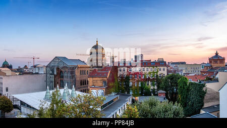 Berlin-Mitte. Vue sur le toit. Dom Dome, Berlin vert orné, dôme de Nouvelle Synagogue juive, Heckmanhofe courtyard & old post office tower. Banque D'Images