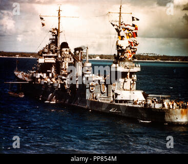 USS Quincy (CA-39) a photographié de l'USS Wasp (CV-7), à Nouméa (Nouvelle-Calédonie), à la veille de l'invasion de Guadalcanal, 3 août 1942. Elle a été coulé six jours plus tard, pendant la bataille de Savo Island. Remarque Le signal de Quincy drapeaux et mesurer 12, de modification, de camouflage. Banque D'Images