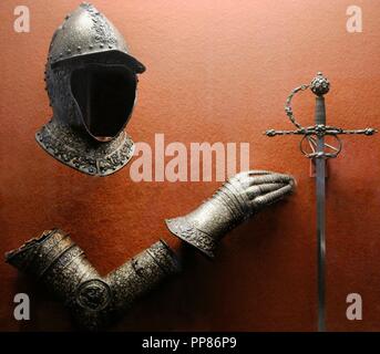 Parties d'armures : casque coudière, ou l'avant-bras protecteurs et gauntlet. Ca. 1550-1560. L'Italie. Salle des Chevaliers. Le Musée de l'Ermitage. Saint Petersburg. La Russie. Banque D'Images