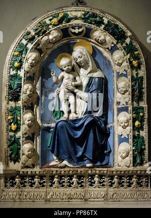 Atelier d'Andrea della Robbia (1435-1525). Sculpteur italien. Vierge et l'enfant, début des années 1500. Le soulagement. Maiolica. Le Musée de l'Ermitage. Saint Petersburg. La Russie. Banque D'Images