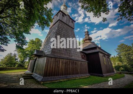 Eglise de San Miguel Arcángel, Brunary, siglo XVII. Patrimonio de la humanidad,construida integramente con madera , voivodato de la Pequeña Polonia, Cárpatos, Polonia, en Europe. Banque D'Images