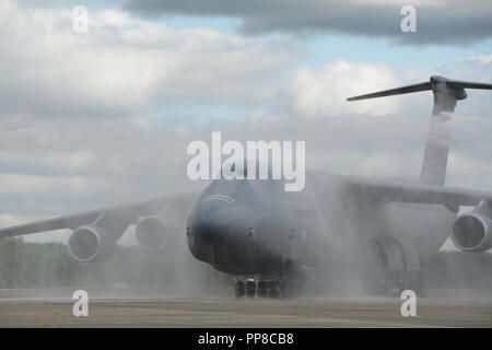 Le huitième et dernier C-5M Super Galaxy pour être affecté à la 439e Escadre de transport aérien, les taxis sur la piste après l'atterrissage le 20 septembre 2018, à Westover Air Reserve Base, Mass. le commandant de la Quatrième armée de l'air, le Major-général Randall Ogden. (U.S. Photo de l'Armée de l'air par la Haute Airman Hanna Smith) Banque D'Images