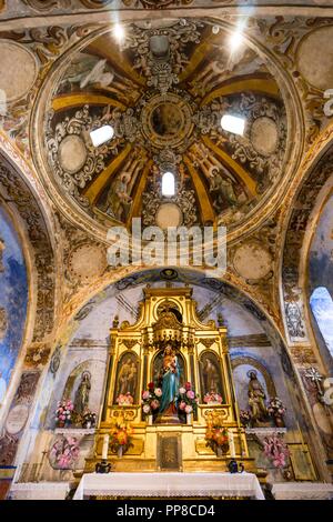 Con los cuatro evangelistas cúpula rodeando la escena de la Coronación de la Virgen, Iglesia del siglo XVI, santuario de origen romanico de Santa María de la Nuez , municipio de Bárcabo, Sobrarbe, Provincia de Huesca, Comunidad Autónoma de Aragón, cordillera de los Pirineos, Espagne, Europe. Banque D'Images