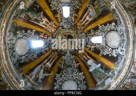 Con los cuatro evangelistas cúpula rodeando la escena de la Coronación de la Virgen, Iglesia del siglo XVI, santuario de origen romanico de Santa María de la Nuez , municipio de Bárcabo, Sobrarbe, Provincia de Huesca, Comunidad Autónoma de Aragón, cordillera de los Pirineos, Espagne, Europe. Banque D'Images