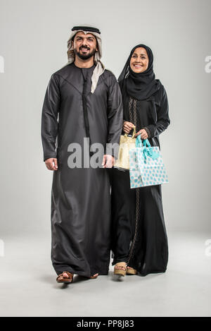 Portrait de l'arabe couple avec les vêtements traditionnels dans un studio Banque D'Images
