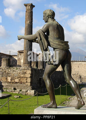 ESTATUA DE APOLO EN EL ACTO DE ARROJAR UNA FLECHA EN LAS RUINAS DEL TEMPLO QUE LLEVA SU NOMBRE. Lieu : Temple d'Apollon. ITALIA. Banque D'Images