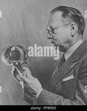 VLADIMIR ZWORYKIN (1889-1982), inventeur américain d'origine russe, ingénieur, et pionnier de la technologie de la télévision. Banque D'Images