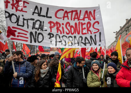 Une bannière représente pour soutenir les prisonniers politiques de la Catalogne comme des partisans du parti communiste de la Fédération de Russie (CPRF) de différents pays Banque D'Images