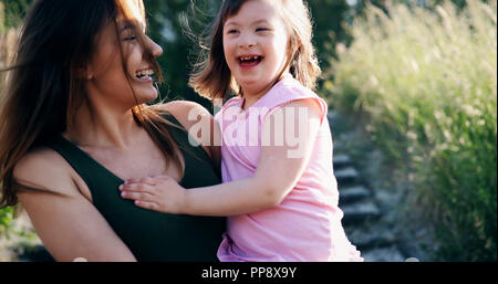 Petite fille ayant des besoins spéciaux aiment passer du temps avec la mère Banque D'Images