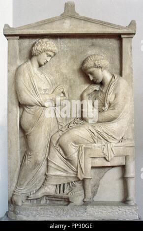 Stèle funéraire de grenier. 4ème siècle. Scène d'adieu. Femme avec son esclave et boîte de bijoux. Musée Archéologique National. Athènes. La Grèce. Banque D'Images