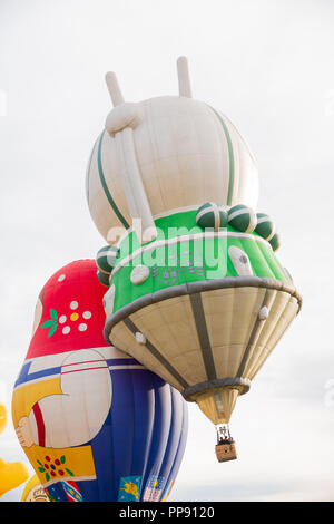 La mise en place de ballons à air chaud à la 28e Internationale Montgolfiade Warsteiner, 2018 à Warstein, Allemagne, des formes spéciales à partir Banque D'Images