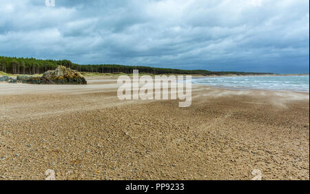 Les sables balaient la plage Llanddwyn à Newborogh sur l'île d'Anglesey, dans le Nord du Pays de Galles, Royaume-Uni. Prise le 21 septembre 2018. Banque D'Images