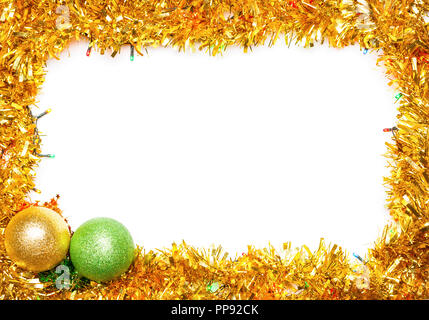 Boules de Noël avec des lumières et de guirlandes sur fond blanc Banque D'Images