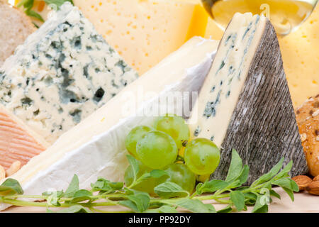 Différents types de fromage avec des raisins close-up Banque D'Images