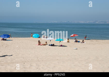 Portugal plage, Cova do Vapor. Les gens Banque D'Images