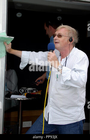 Ken Ellis, journaliste, commentateur du spectacle aérien de l'aviation et de commentateur à l'auteur Les enfants dans le besoin peu Gransden charité air show air afficher Banque D'Images