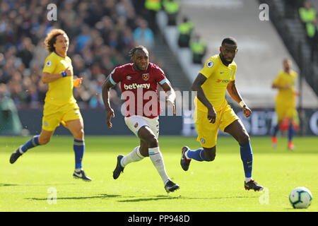 Michail Antonio de West Ham United reçoit en derrière Antonio Rudiger de Chelsea - West Ham United v Chelsea, Premier League, stade de Londres, Londres (Stra Banque D'Images