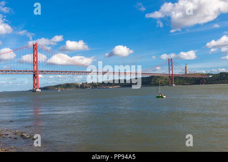 25 avril, l'ancien Pont Salazar, le pont sur le Tage et monument Cristo Rei, Lisbonne, Portugal Banque D'Images