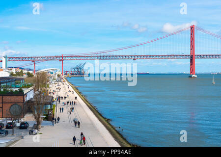 25 avril, l'ancien Pont Salazar, le pont sur le Tage, Lisbonne, Portugal Banque D'Images