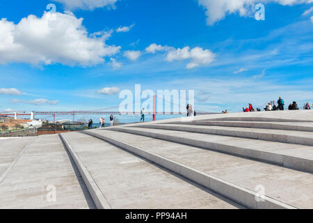 25 avril, l'ancien Pont Salazar, le pont sur le Tage vue depuis le dessus de la MAAT, Musée d'Art Architecture et Technologie, Lisbonne, Portugal Banque D'Images