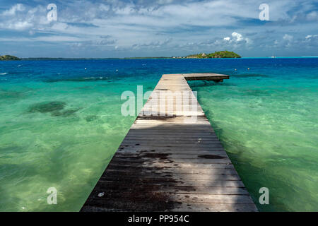 Lagune de la jetée de l'île de Bora Bora en Polynésie française paysage Banque D'Images