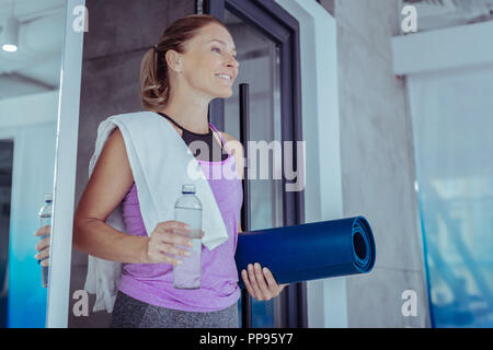 Belle femme mature à partir de jour de sport Banque D'Images