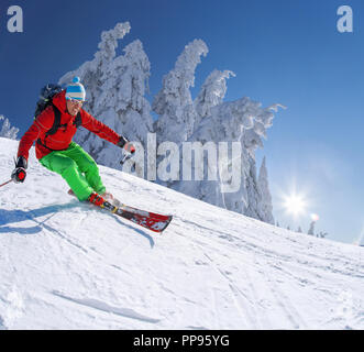 Ski alpin ski en haute montagne sur fond de ciel bleu Banque D'Images